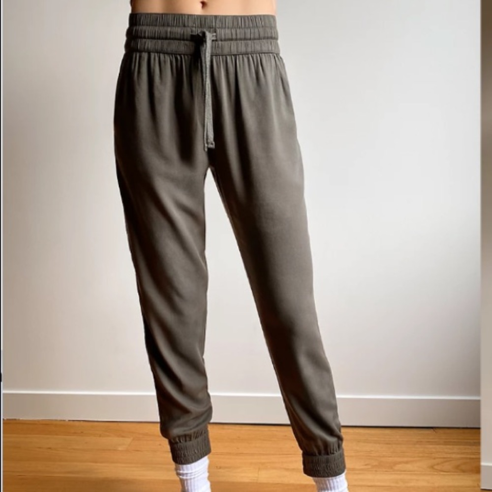 Aritzia Sunday Best Grenville Jogger Pants sz Small Dark Olive Green Twill